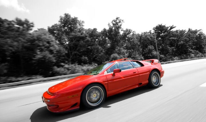 Lotus Esprit V8 podczas szybkiej jazdy