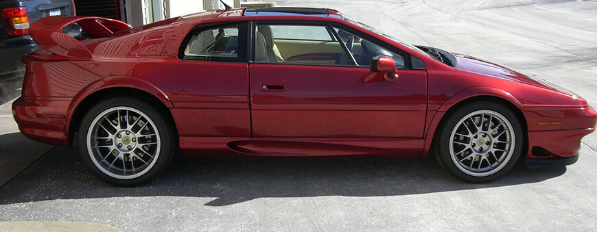 Lotus Esprit V8 widok w prawego boku