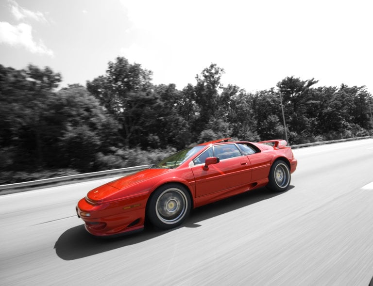 Lotus Esprit V8 podczas szybkiej jazdy