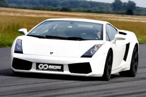 białe lamborghini gallardo na torze wyścigowym