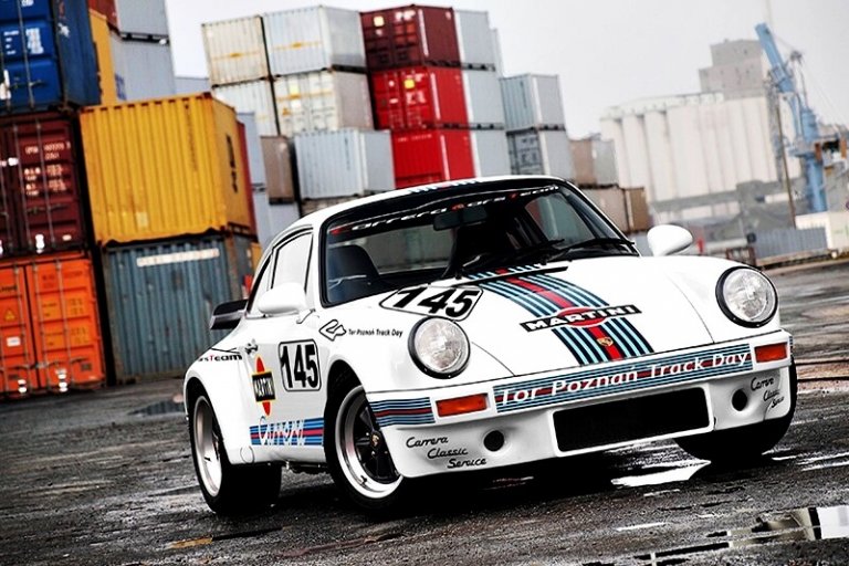 porsche 911 carrera rs na tle kontenerów