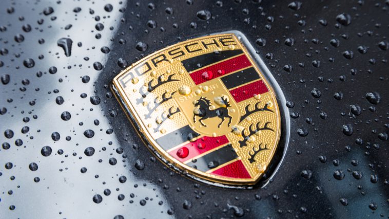 logo porsche i krople wody