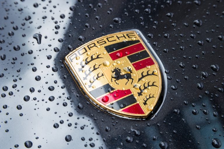 logo porsche i krople wody