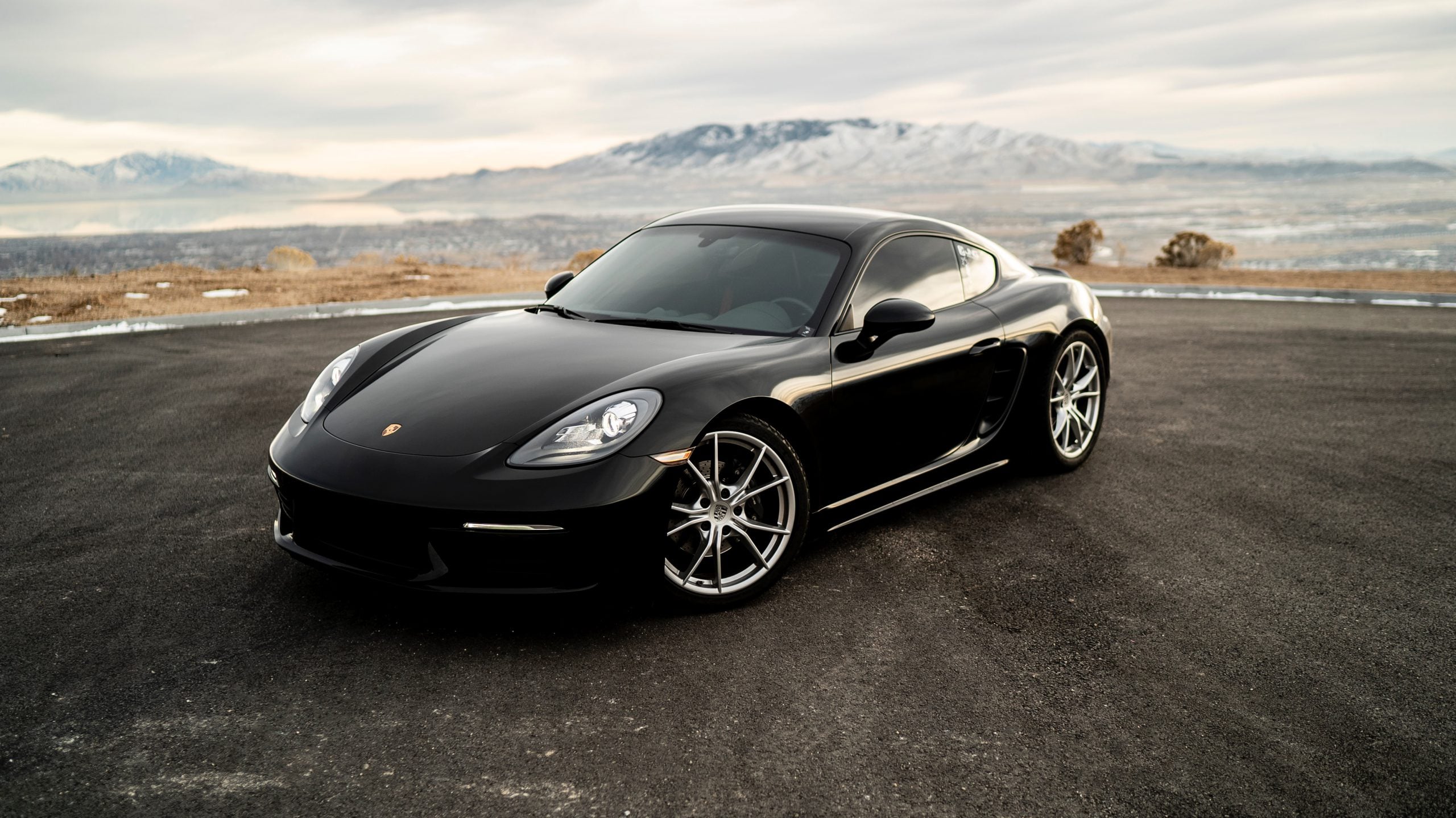 Porsche zaparkowane na ulicy