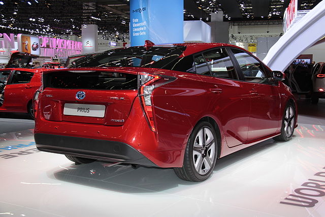 najbrzydsze auto - Toyota Prius IV tył