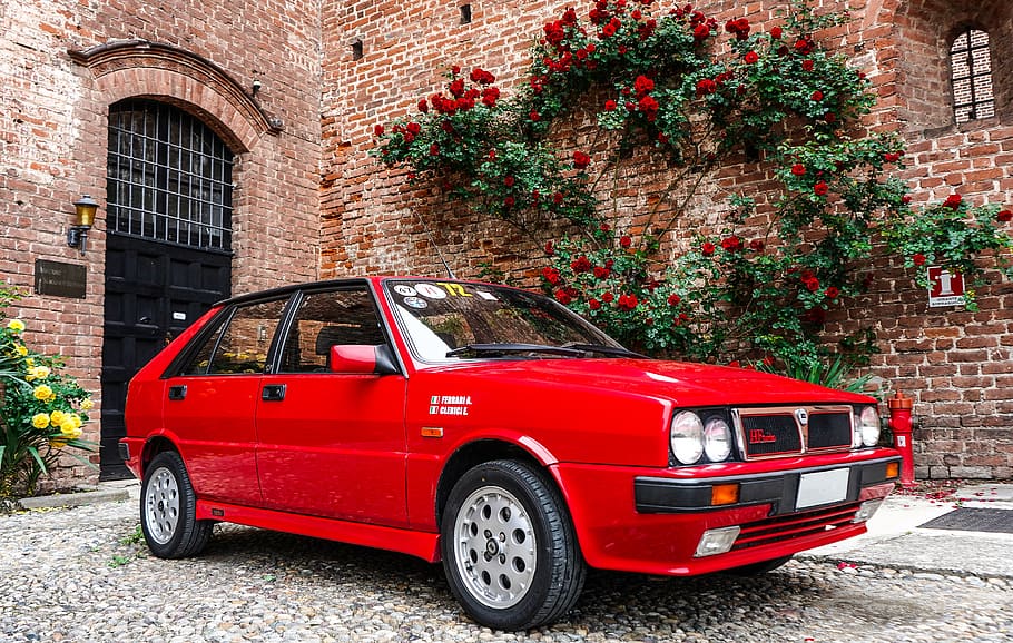czerwona Lancia na włoskiej ulicy
