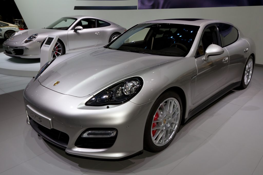 Porsche Panamera GTS w kolorze srebrnym