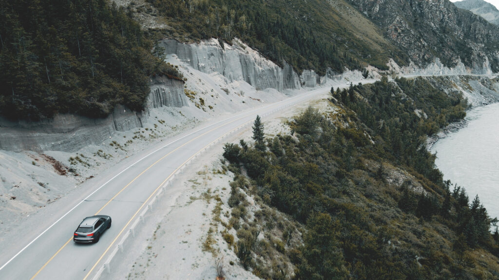 Audi na drodze w górach