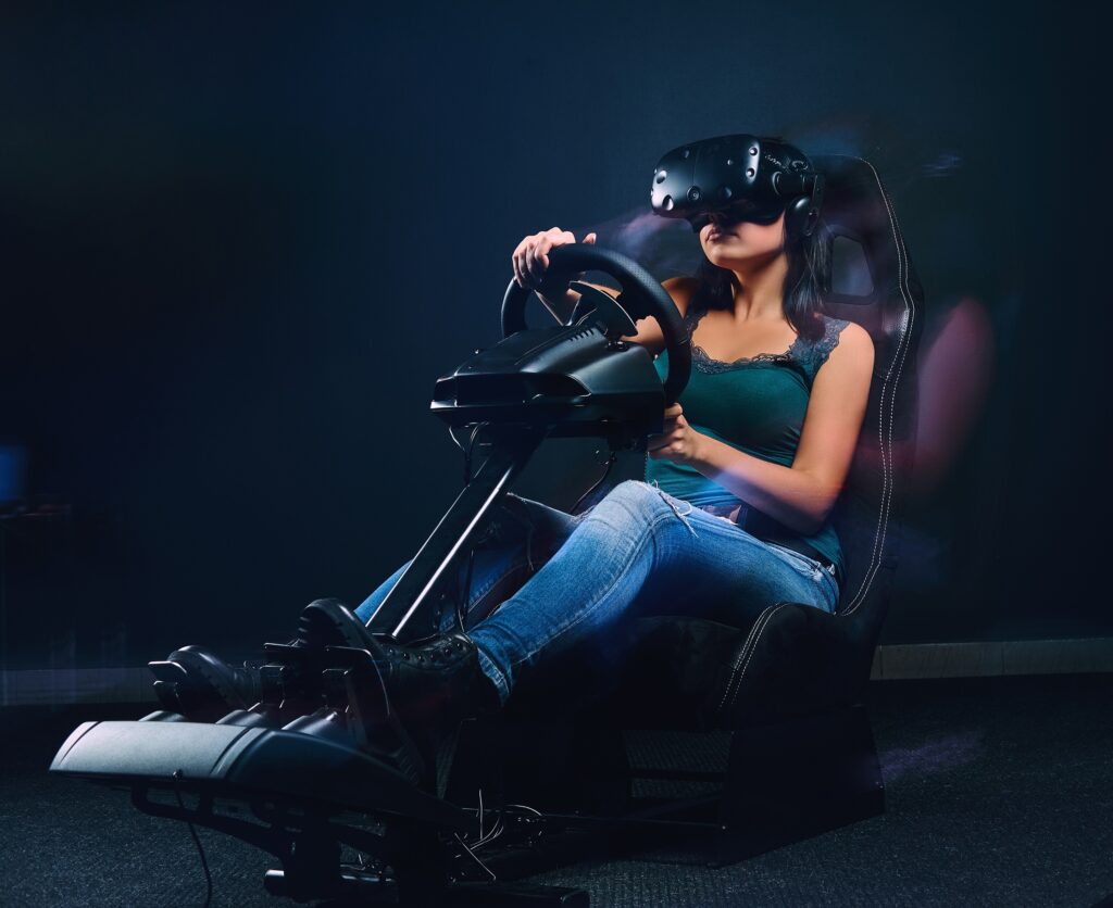 Kobieta grająca na symulatorze jazdy
simracing