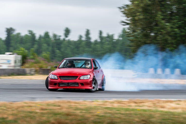 Driftujące czerwone auto