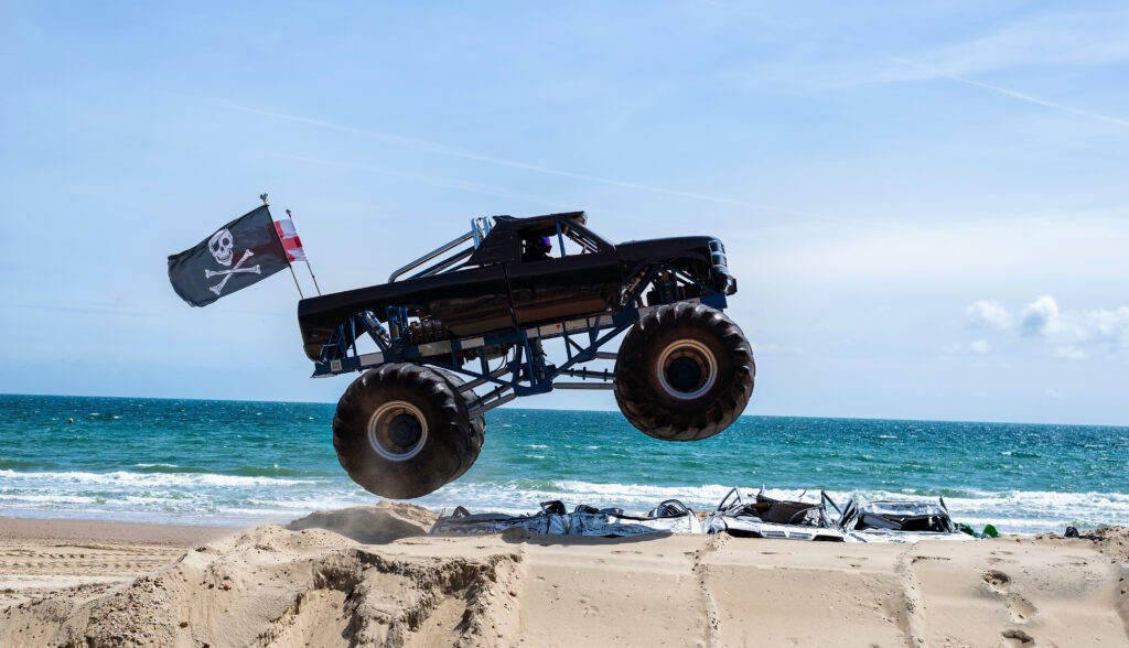 Monster truck tratuje wraki na plaży