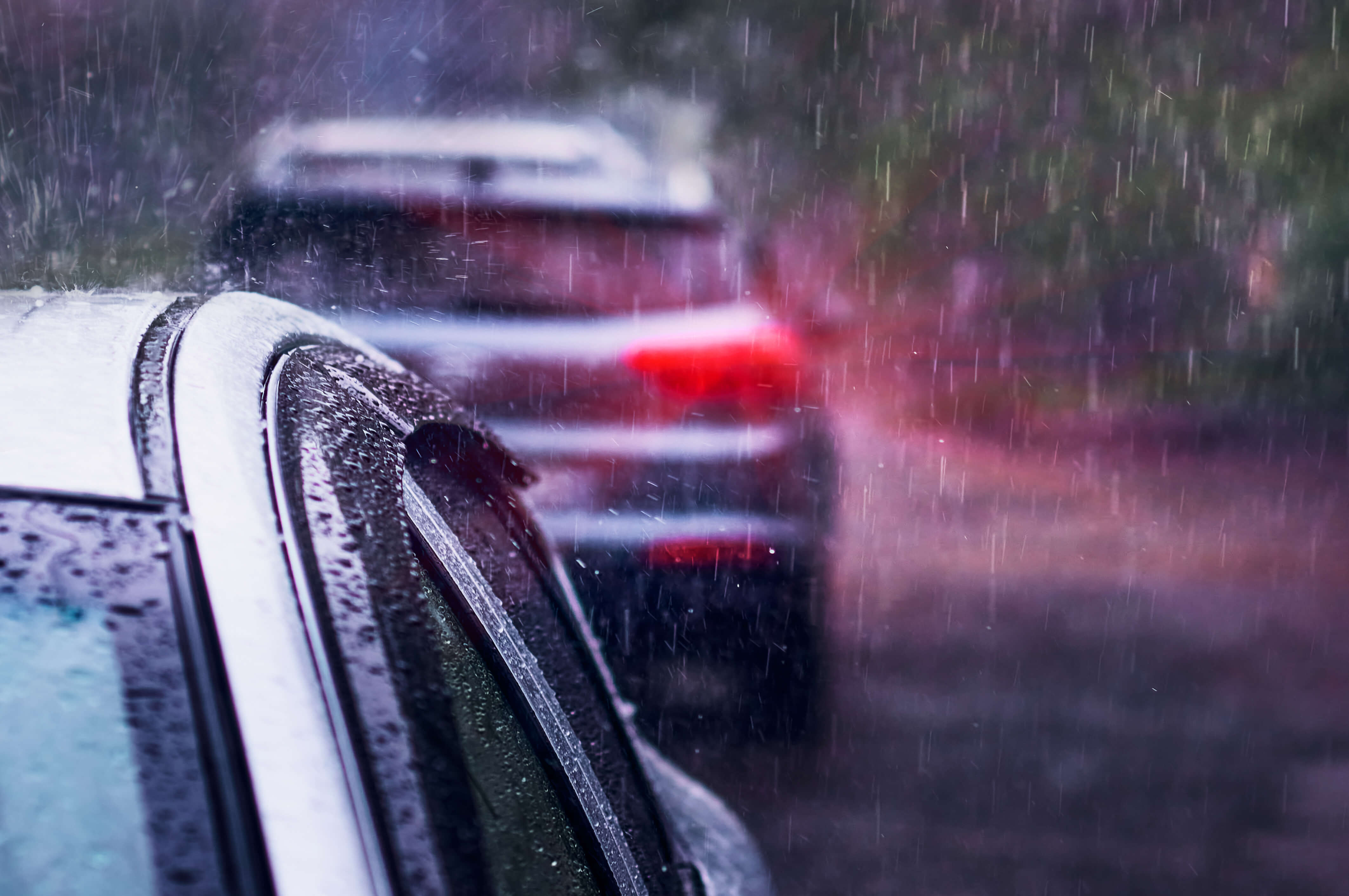 auta podczas jazdy w deszczu