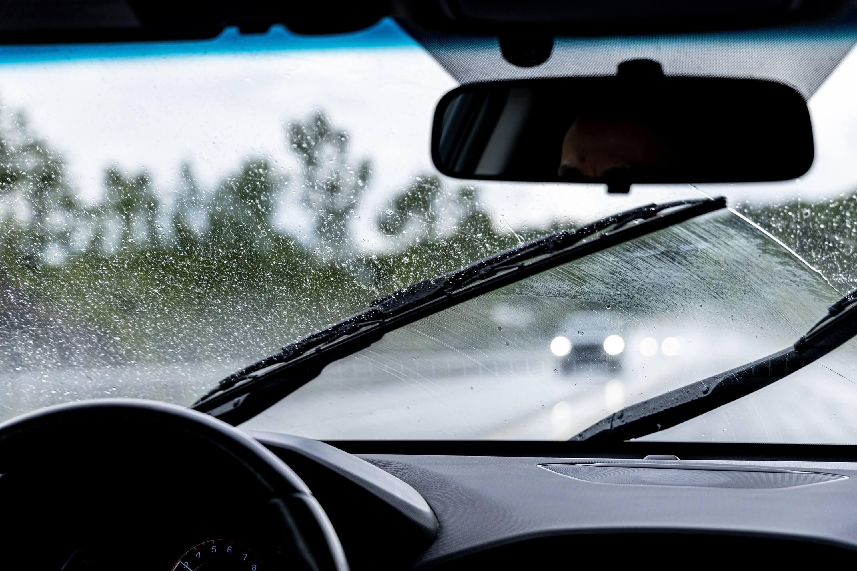 wycieraczki podczas jazdy w deszczu