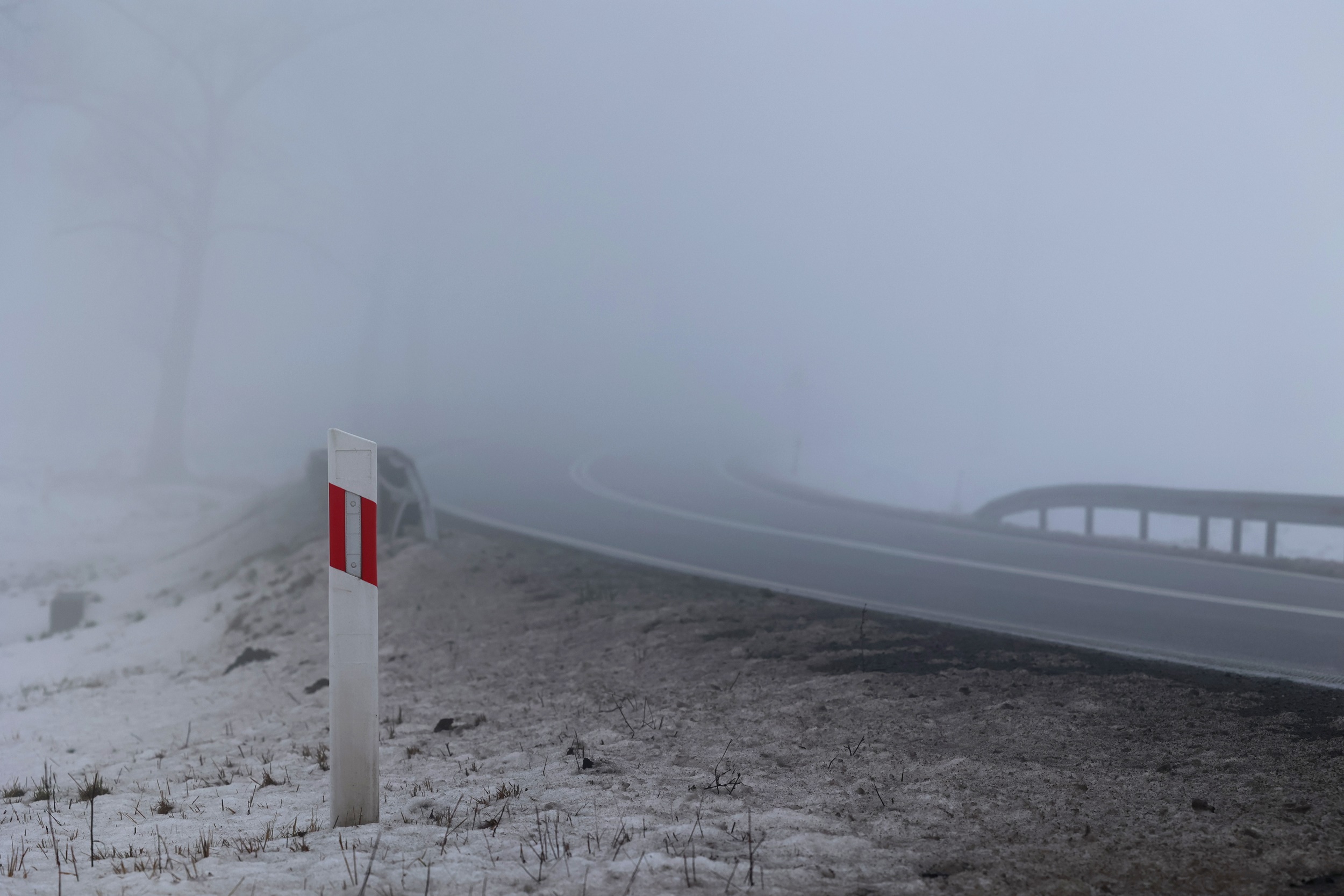 droga przykryta mgłą