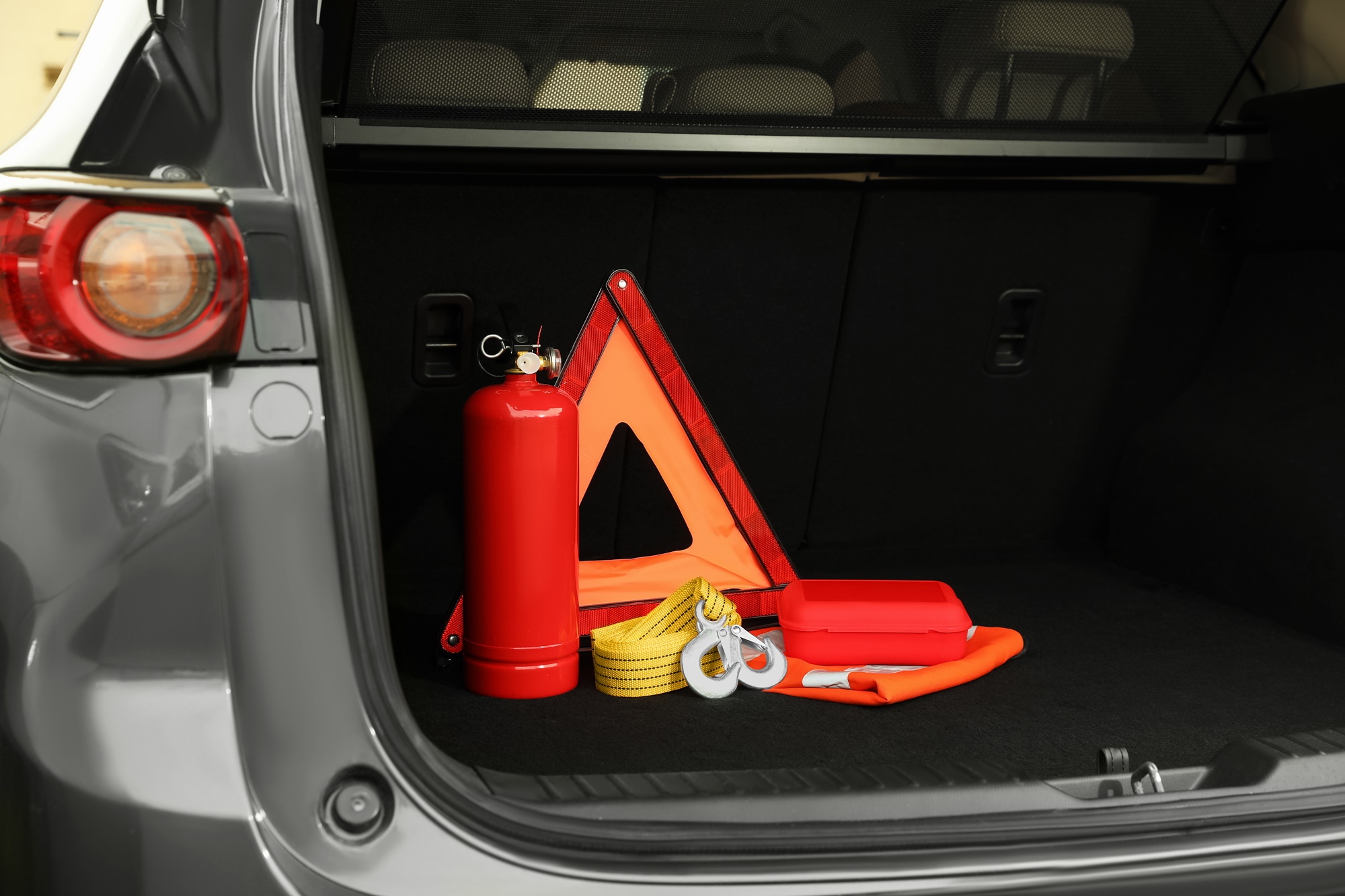 Zestaw wyposażenia bezpieczeństwa samochodu w bagażniku