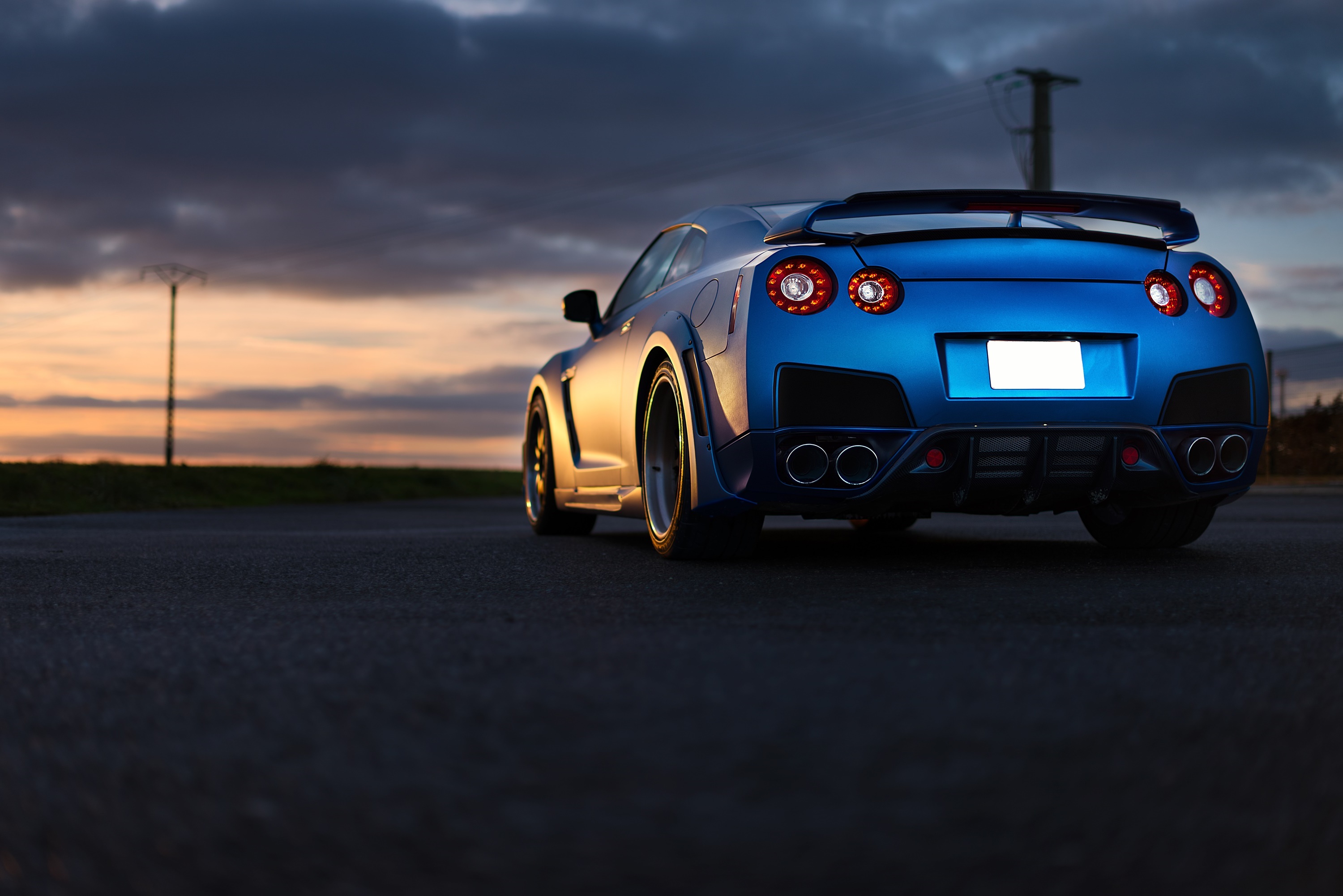 Zdjęcie niebieskiego Nissana GT-R od tyłu