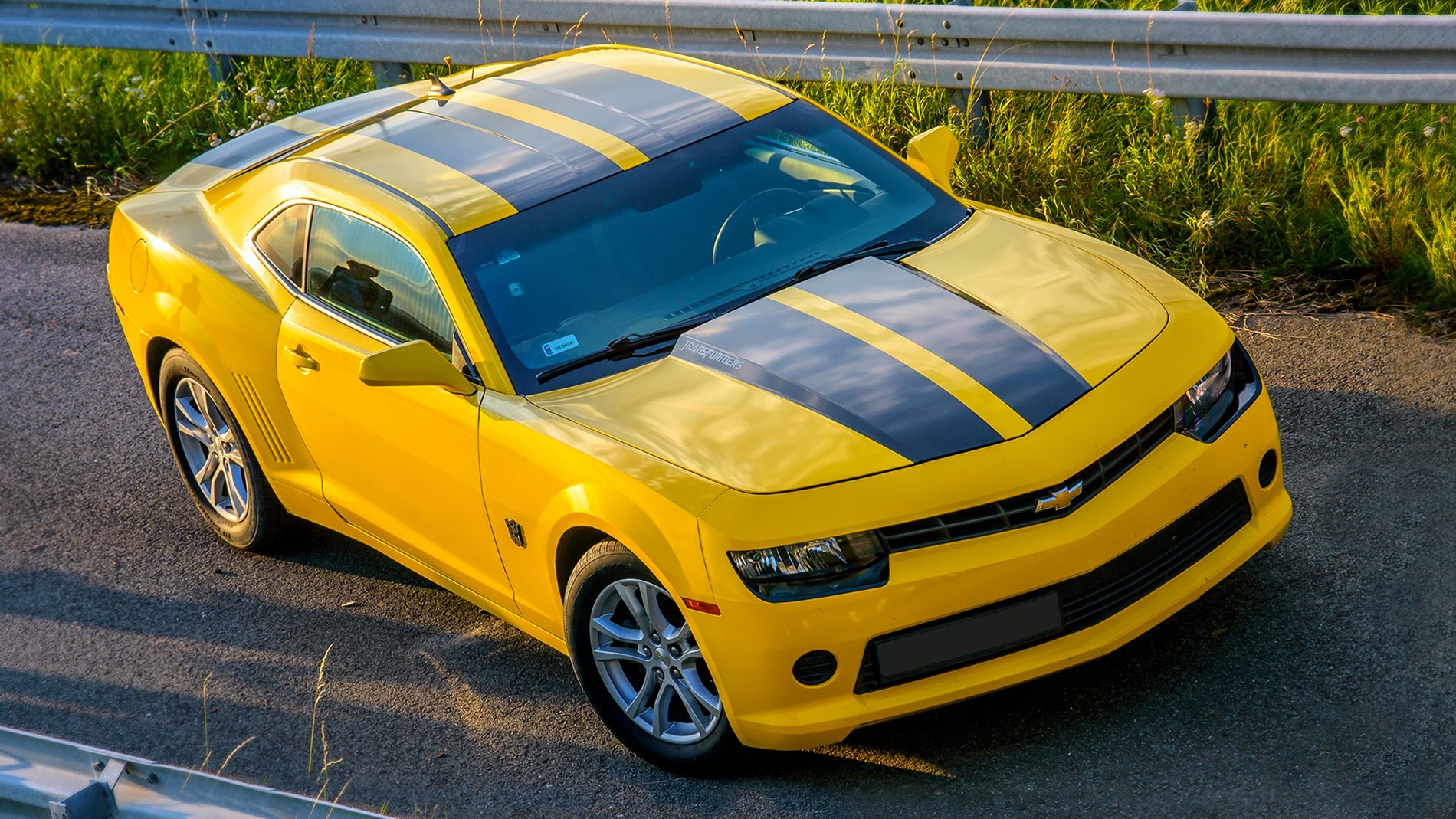 Zdjęcie żółtego Chevroleta Camaro robione z góry