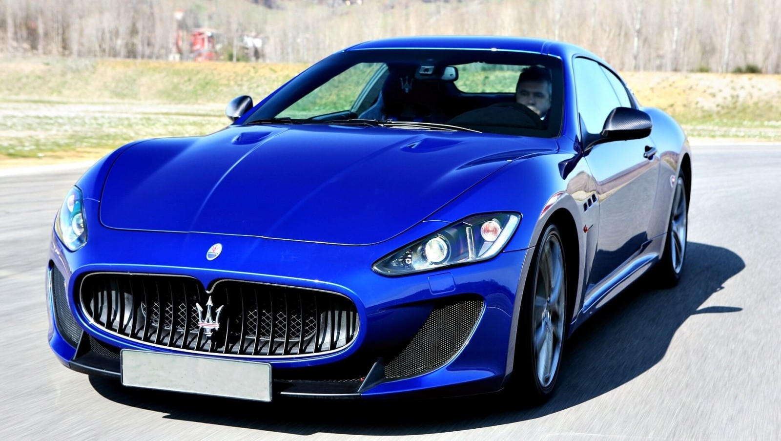 Niebieskie Maserati z kierowcą w środku