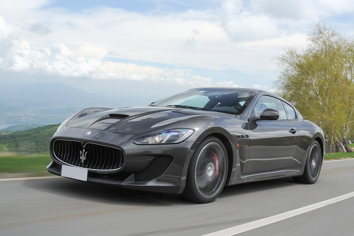 Maserati Gran Turismo Mc Stradale jadące po drodze