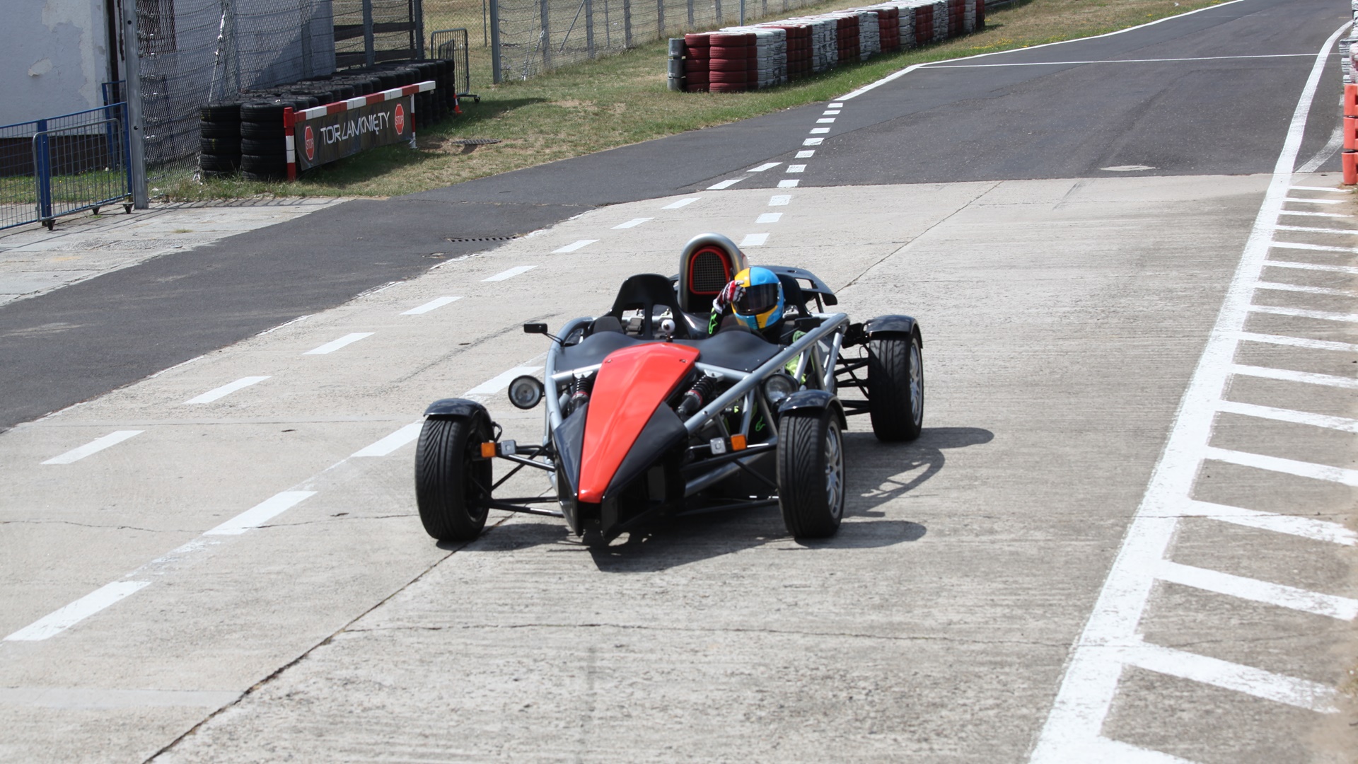 czerwony ariel atom na torze