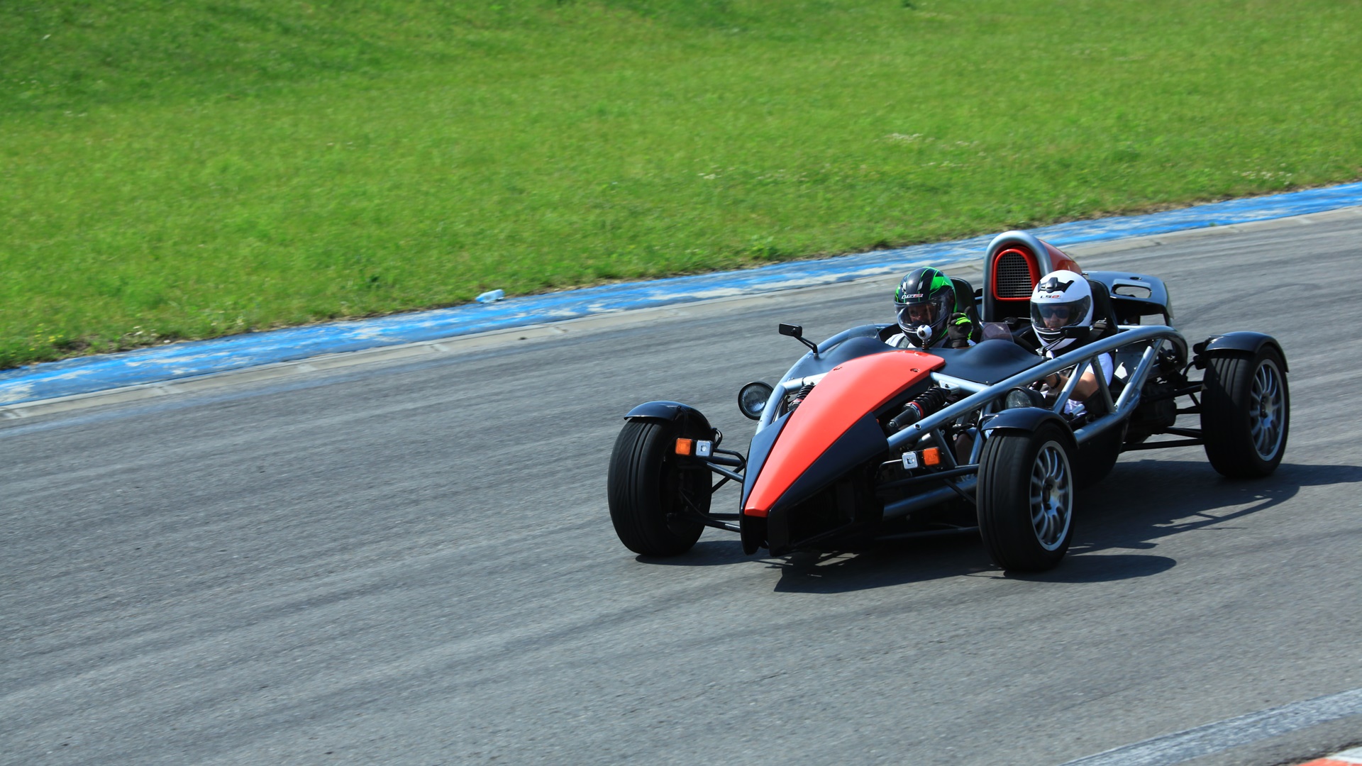 ariel atom jadący po torze