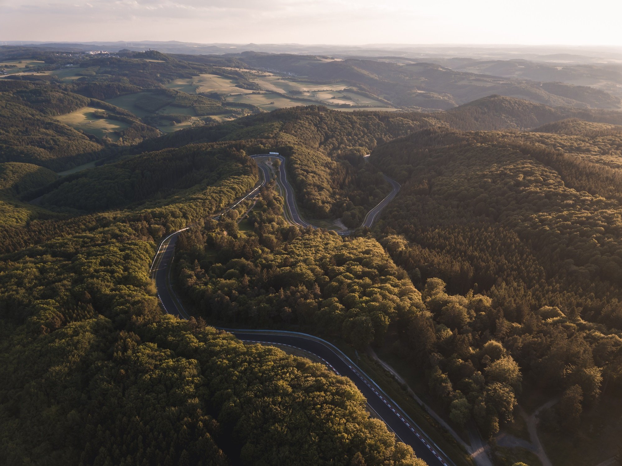 Tor Nürburgring widziany z lotu ptaka wśród zielonych gęstych drzew