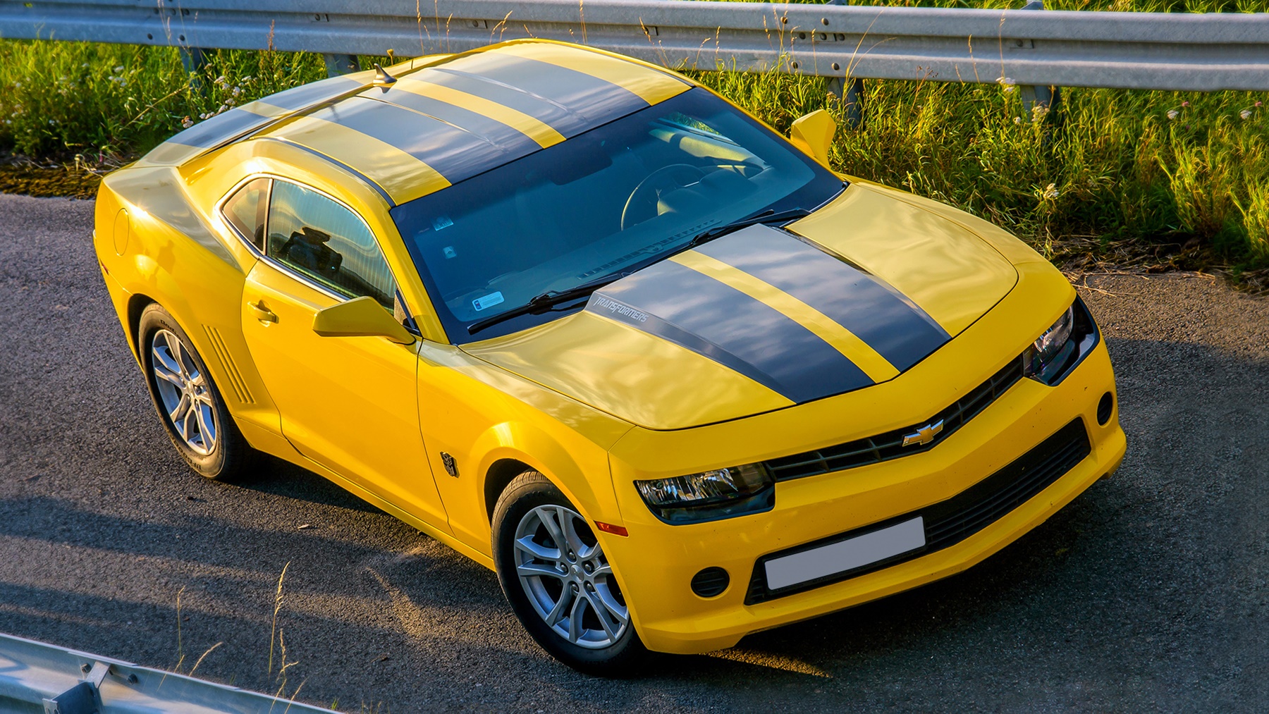 Żółty Chevrolet Camaro V generacji