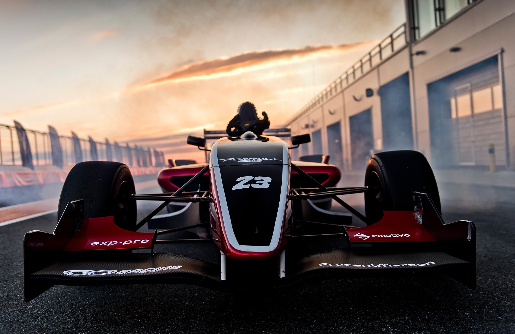 bolid formuła renault 2.0 na tle zachodu słońca