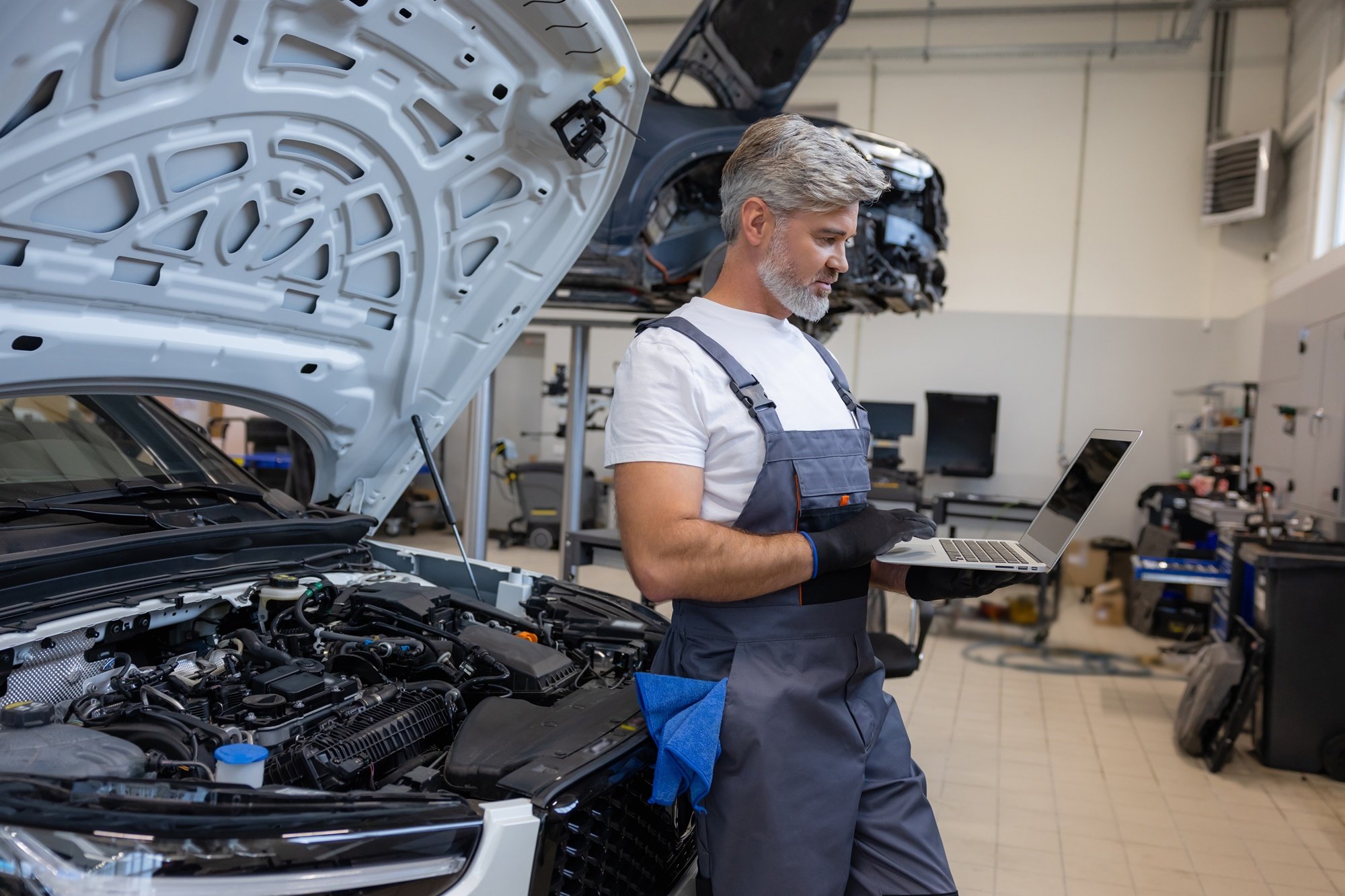 Mechanik diagnosta z laptopem