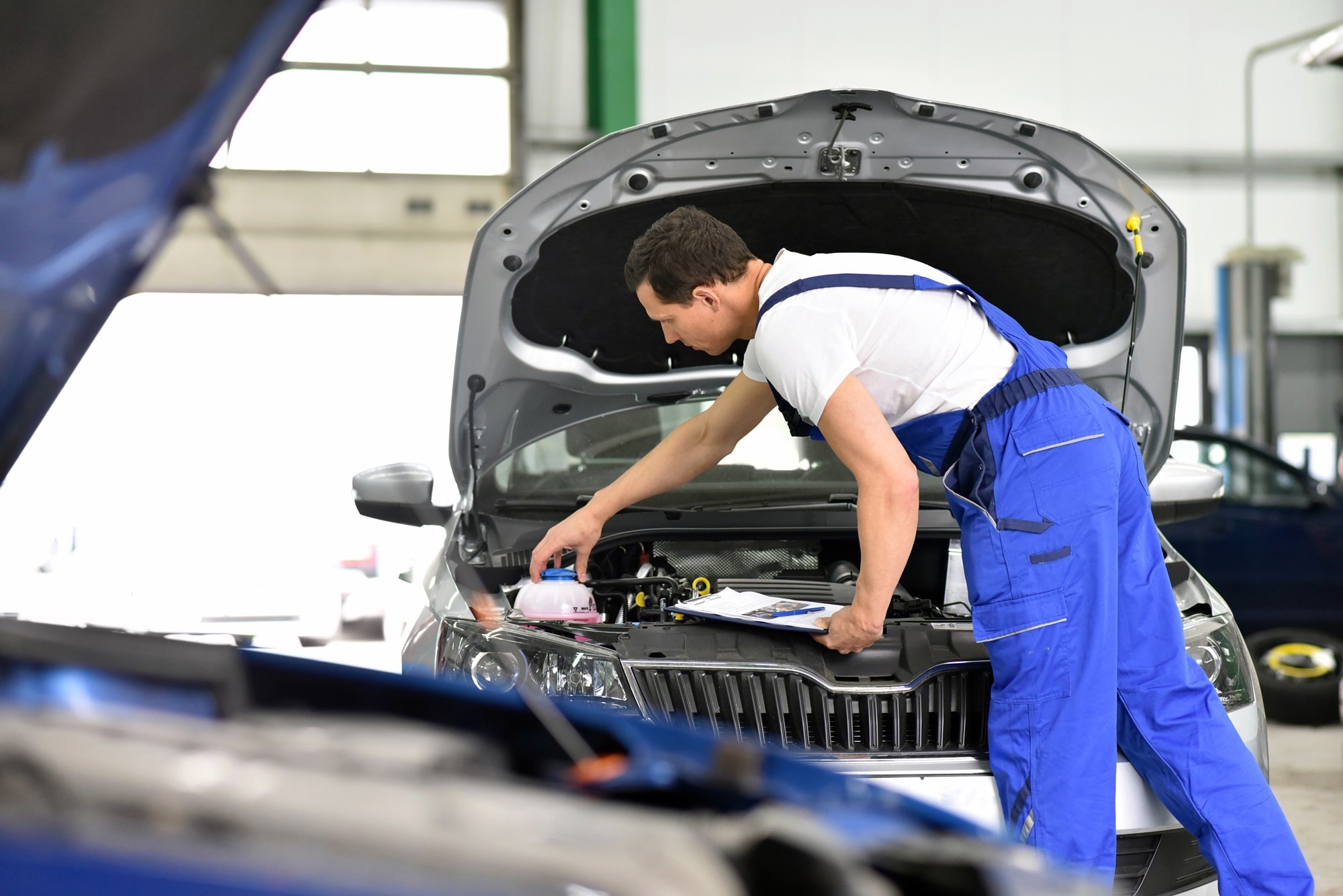 Mechanik samochodowy podczas pracy