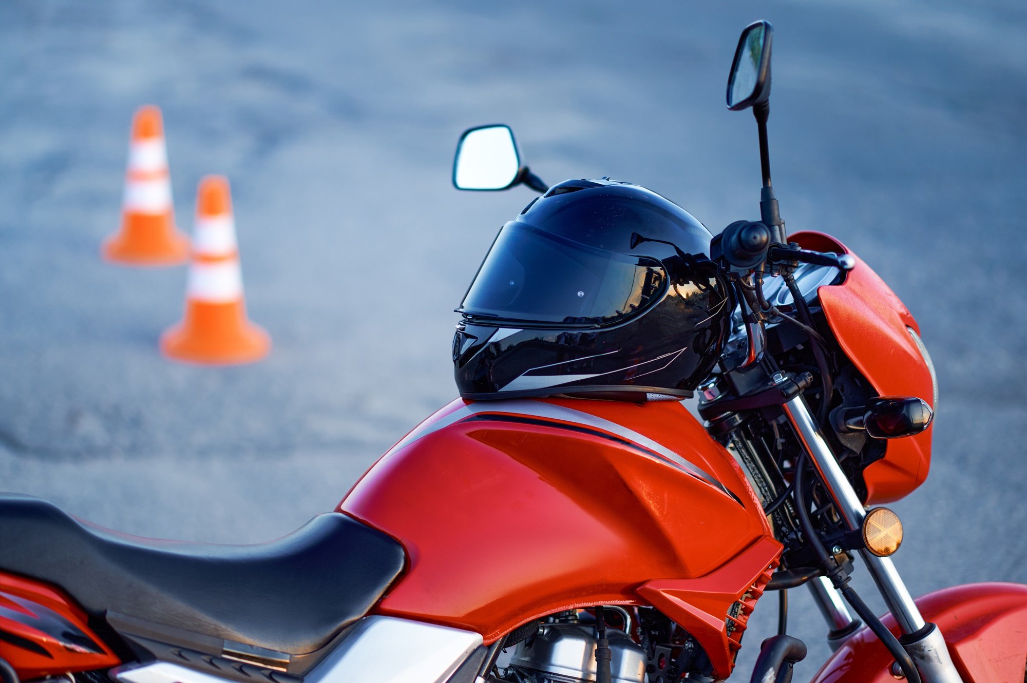 Motocykl na placu do nauki jazdy
