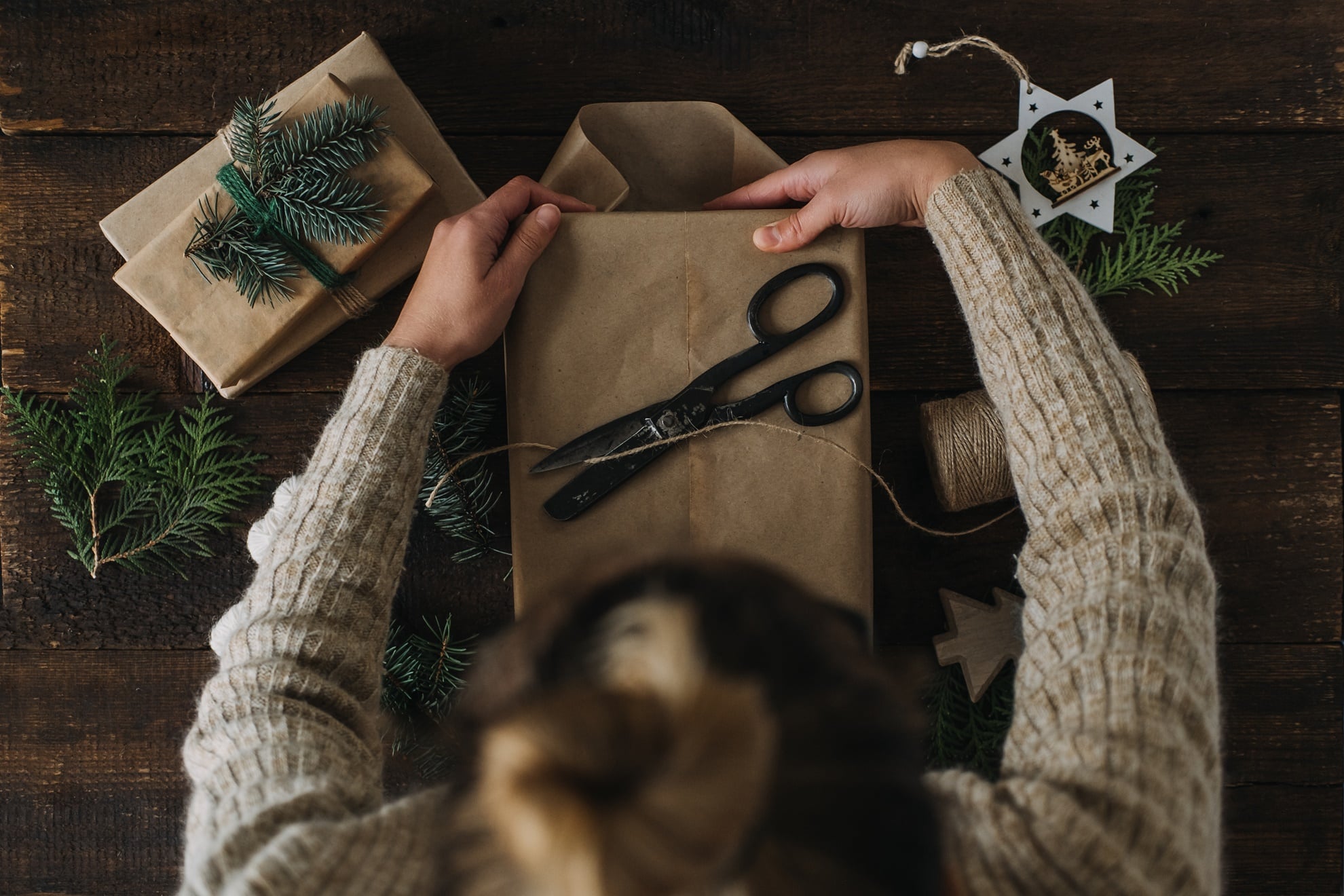 Pakowanie prezentu świątecznego