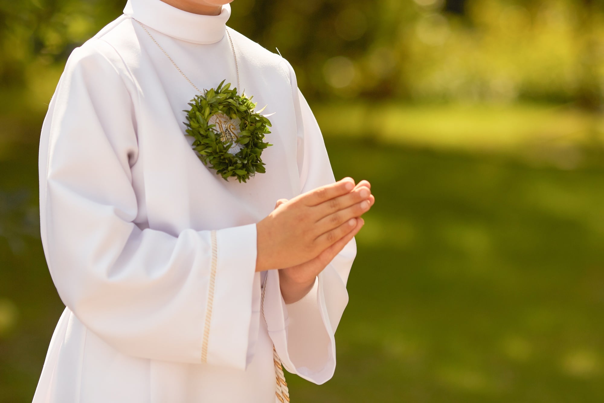 Chłopiec w albie modlący się