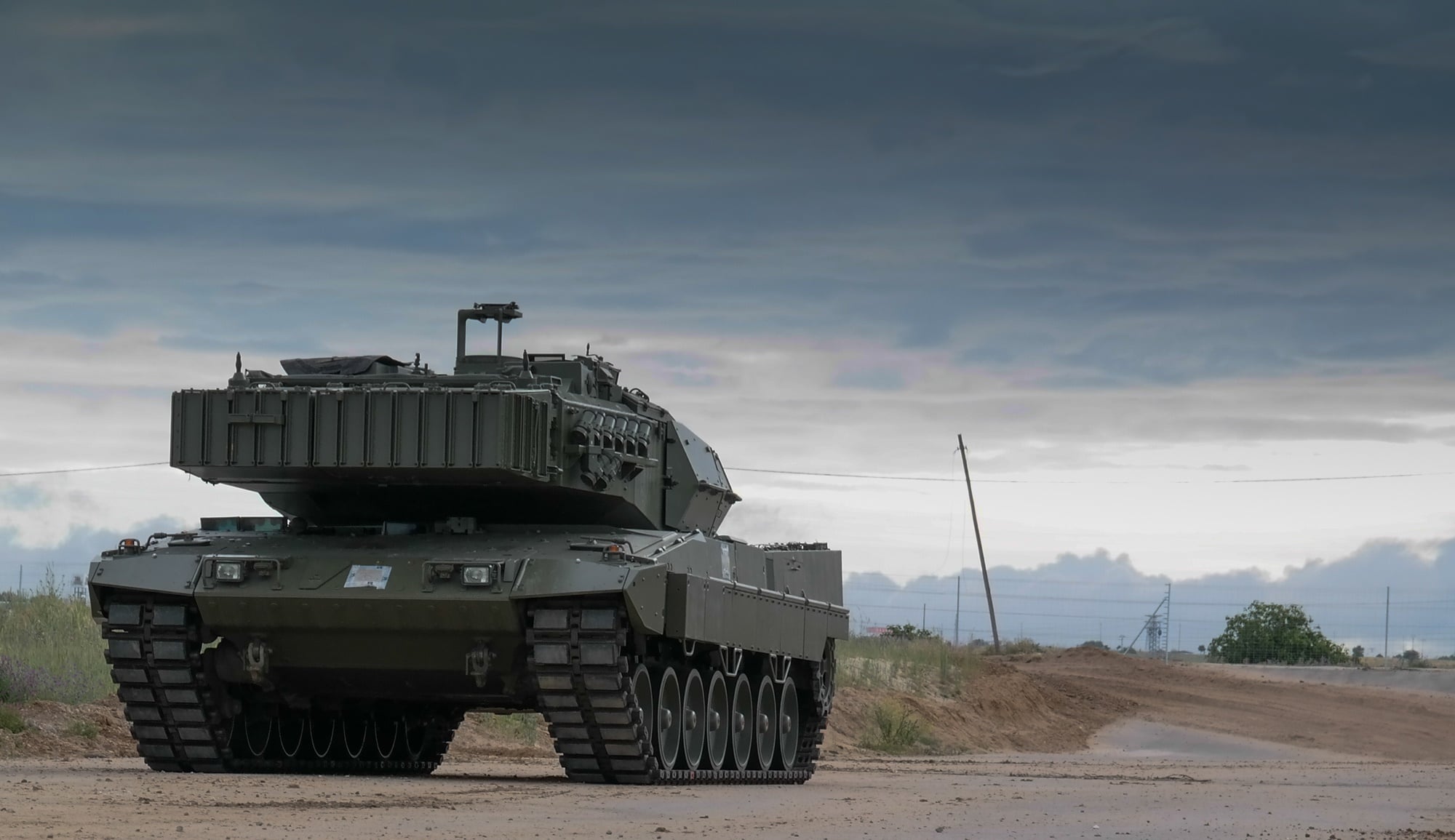Czołg stojący na drodze