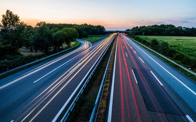 Autostrada/droga szybkiego ruchu z samochodami